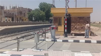 عامل مزلقان يدفع شابًا أمام القطار في بني سويف