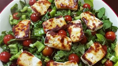 سهلة وبسيطة.. طريقة عمل سلطة الجرجير بالحلوم