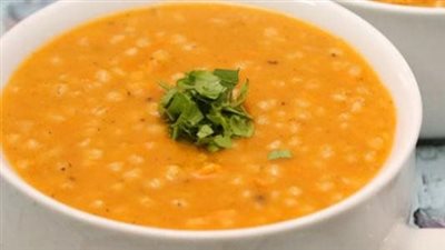 من المطبخ الأمريكي.. طريقة عمل شوربة حب بالدجاج