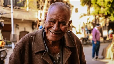 من قلب الحطابة.. علي جون أقدم بائع تمر في باب الوزير
