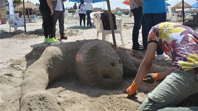 مهرجان للنحت على الرمال بشاطئ بورسعيد احتفالًا بشم النسيم (صور وفيديو)