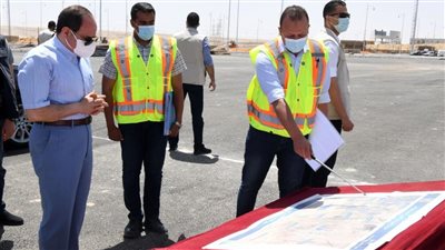 السيسي يتفقد الطريق الدائري الأوسطي والمجمع المتكامل لسوق السيارات في القاهرة الجديدة 