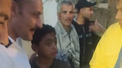 طفل يعبث ببلف الخطر ويتسبب في توقف قطار الصعيد (صور)