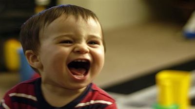 الضحك مع الطفل من أول يوم الولادة مؤشر لحالته الصحية  