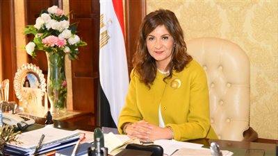 وزيرة الهجرة تهنئ 3 مصريين حصلوا على وسام 