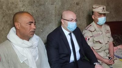 محافظ بني سويف يؤدي واجب العزاء في وفاة الشهيد مجند 