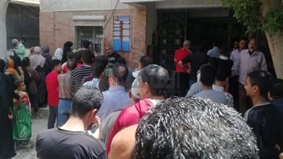  تكدس المواطنين أمام مراكز شحن كروت الكهرباء مسبوقة الدفع بدمياط