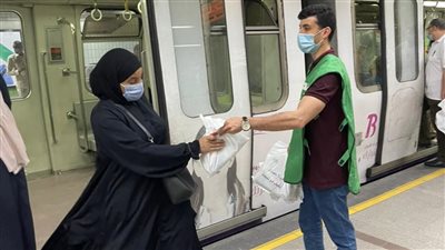 توزيع 1000 وجبة خفيفة يوميًّا لإفطار الصائمين بمحطات مترو الأنفاق (صور)