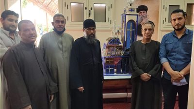 شعب واحد.. مسلمون يهدون راعي كنيسة القديسين بنقادة 