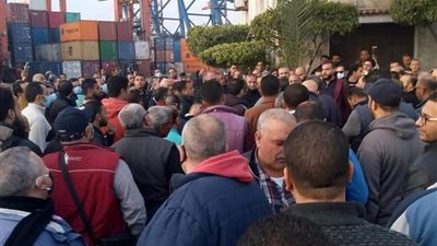 في عيدهم.. عمال بالإسكندرية مستقبلهم 
