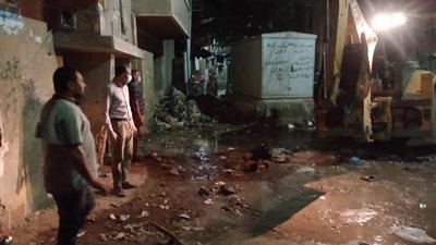 إصلاح انفجار ماسورة مياه ملاصقة لمحوّل كهربائي بالفيوم (صور)