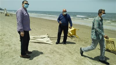 السكرتير العام المساعد يتابع تطبيق قرار إغلاق شواطئ بورسعيد (صور)
