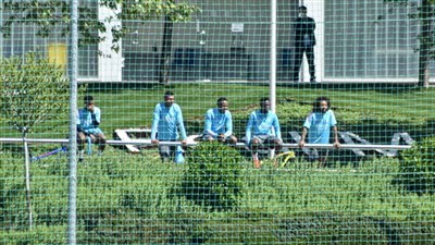 لاعبو ريال مدريد يدعمون فريق النساء أمام سبورتينج