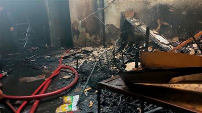 4 سيارات إطفاء للسيطرة على حريق داخل سوق 