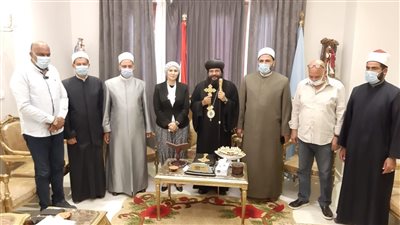رئيس مدينة سفاجا ووفد الأزهر والأوقاف يهنئان أسقف البحر الأحمر بعيد القيامة (صور)