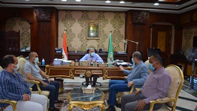 محافظ المنيا يوضح سبب تأخير رصف شارع عدنان