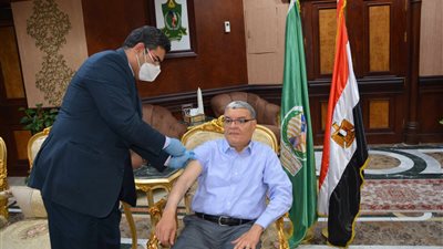 محافظ المنيا يتلقى لقاح كورونا بمكتبه ويناشد المواطنين بالإسراع في التسجيل