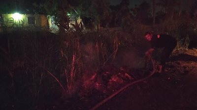 السيطرة على حريق بجوار الصرف الصحي بالعمار في طوخ (صور) 