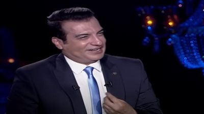 رد فعل كوميدي من إيهاب توفيق على مشهد 