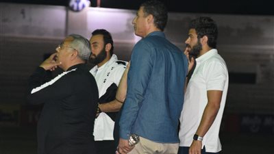 مشادة بين خالد عيد وأمن المقصورة بسبب نجله (صور)