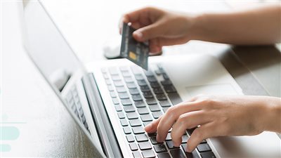 الوزراء: توقعات بأن تضيف المرأة أكثر من 300 مليار دولار لأسواق التجارة الإلكترونية