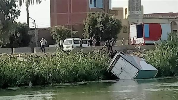 انقلاب سيارة في نهر