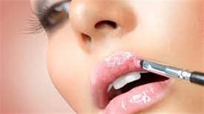 مع ارتفاع درجات الحرارة.. نصائح للعناية بالشفتين