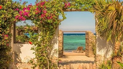 غرفه مصنعة من المواد الطبيعية وسعر الليلة يصل إلى ألفين جنيه.. معلومات عن منتجع سفرية 