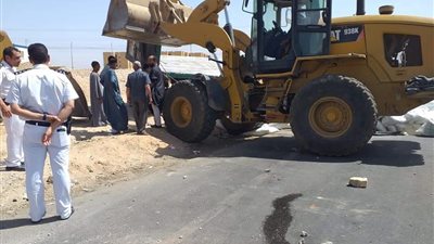 إغلاق طريق قنا - نجع حمادي الصحراوي بسبب انقلاب سيارة محملة بالسكر (صور)