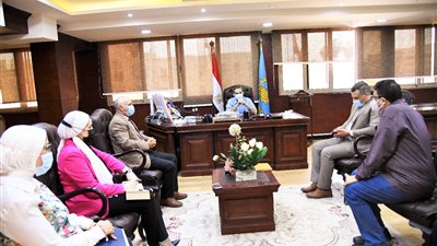 محافظ الغربية يوجه بتطعيم الموظفين وعمال مصانع غزل المحلة والنقابات بلقاح كورونا