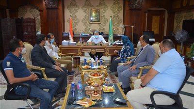 محافظ المنيا يستقبل فرق الصحة لنشر الوعي بطرق الوقاية من كورونا