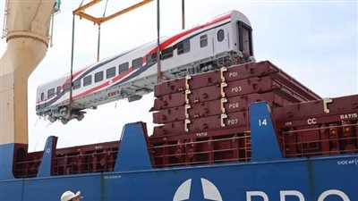 ميناء الإسكندرية يستقبل 52 عربة سكة حديد جديدة للركاب (صور)