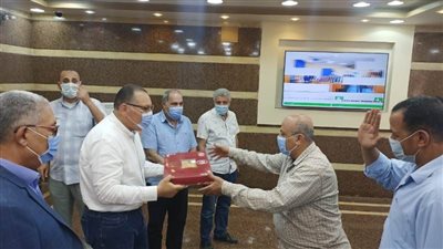 قبل أسبوع من نهاية رمضان.. محافظ الشرقية يوزع 