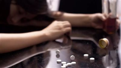 زوجة تقيم دعوى طلاق لدس زوجها حبوب مخدرة وهلوسة في الطعام