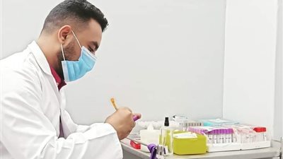 إخصائي تحاليل طبية بسوهاج: الموجة الثالثة من كورونا تصيب الأطفال أسرع من الكبار   