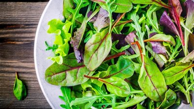 تقلل خطر الإصابة بالنوبات القلبية.. تعرف على فوائد الخضروات الورقية 