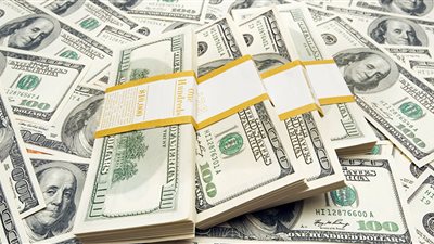 الدولار يسجل أعلى مستوى في أسبوعين بدعم من توقعات رفع الفائدة الأمريكية 