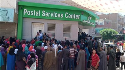دون كمامات.. زحام شديد على مكاتب البريد ببني سويف (صور)