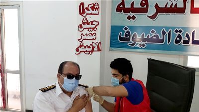 رجال شرطة وفلاحين وعمال.. فرق متحركة لتطعيم المواطنين بلقاح كورونا بالشرقية (صور)