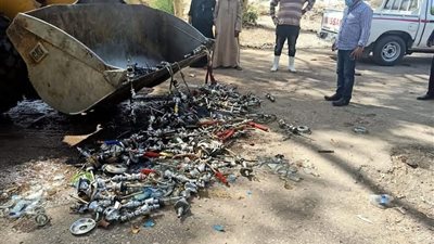 دهسًا باللودر.. إعدام 100 شيشة ضبطت في حملات بقنا (فيديو)