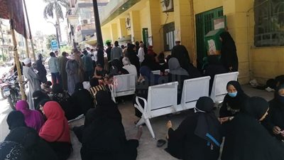 تكدس المواطنين أمام مكتب بريد أبو الحجاج بالأقصر