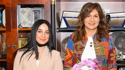 وزيرة الهجرة تستقبل فتاة مصرية بعد حل أزمة توقيفها في مطار الدوحة