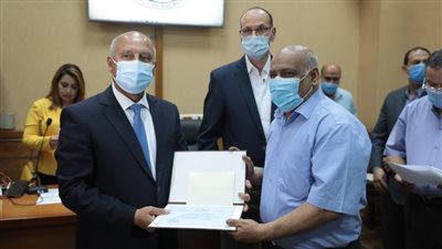 وزير النقل يكرم عددًا من قائدي القطارات وعمال السكة الحديد لمنعهم وقوع حوادث (صور)