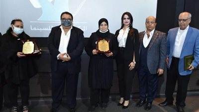 تكريم كوكبة من أسر الشهداء وفريق عمل فيلم 