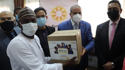 رئيس جامعة الأزهر يوزع هدايا رمضانية على الطلاب