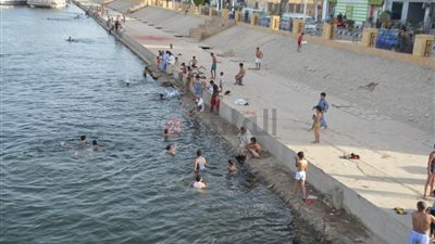 في نهار رمضان.. ارتفاع حرارة الطقس يدفع أبناء الأقصر إلى السباحة في النيل (صور)