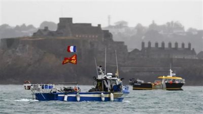 تصعيد عسكري بين فرنسا وبريطانيا.. ماذا يحدث في جزيرة جيرسي؟