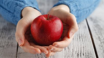 تناول التفاح بشكل يومي يقوي العظام ويحمي من الأمراض القلبية