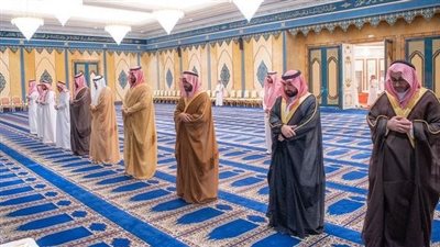محمد بن سلمان يؤدي صلاة الجنازة على والدة الأمير محمد بن عبدالعزيز (صور)