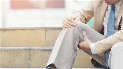 8 طرق فعالة لعلاج آلام القدمين بعد المشي لفترة طويلة 